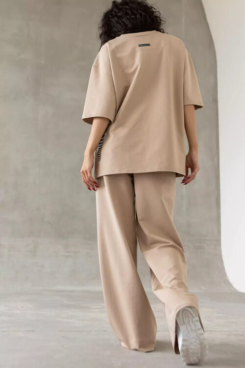 Костюм з футболки OVERSIZE з заниженною лінією плеча та актуальних штанів-палацо виконаних з натуральних матеріалів.