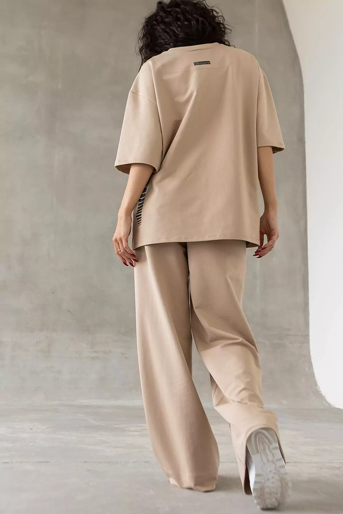 Костюм з футболки OVERSIZE з заниженною лінією плеча та актуальних штанів-палацо виконаних з натуральних матеріалів.