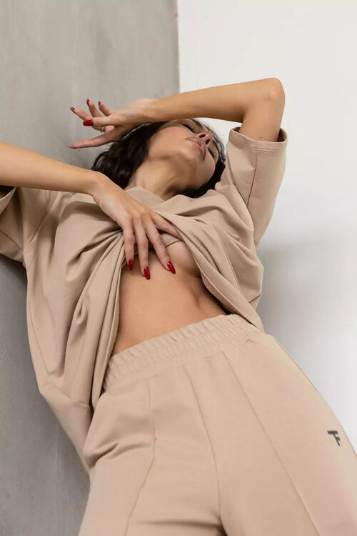 Костюм з футболки OVERSIZE з заниженною лінією плеча та актуальних штанів-палацо виконаних з натуральних матеріалів.