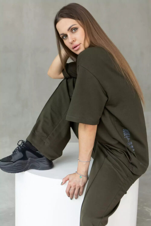 Костюм з футболки OVERSIZE з заниженною лінією плеча та актуальних штанів-палацо виконаних з натуральних матеріалів.