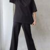 Костюм з футболки OVERSIZE з заниженою лінією плеча та актуальних штанів-палаццо виготовлених з натуральних матеріалів.