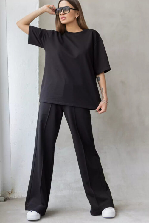 Костюм з футболки OVERSIZE з заниженою лінією плеча та актуальних штанів-палаццо виготовлених з натуральних матеріалів.